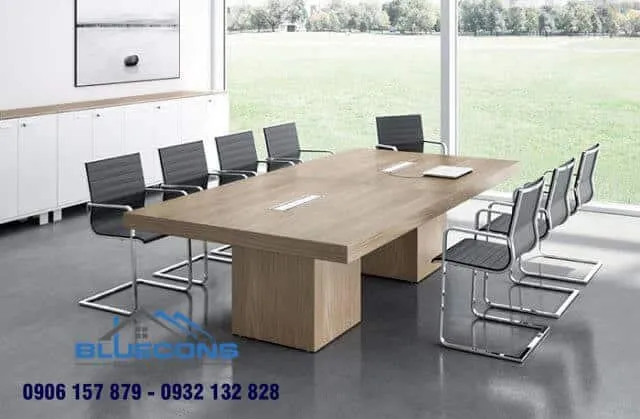 Bàn họp gỗ cùng đường vân bắt mắt tạo sự thoải mái cho cuộc họp