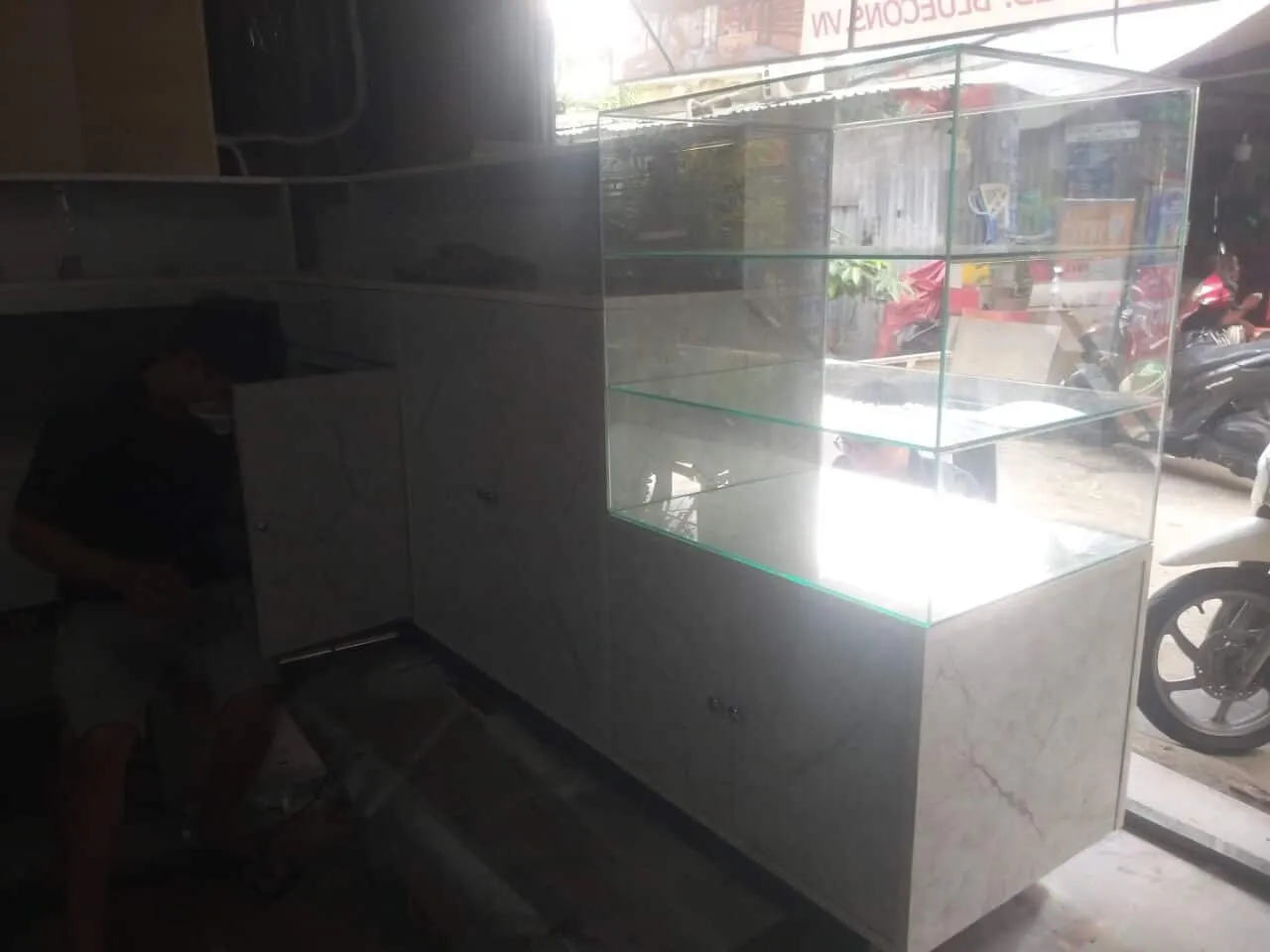 đóng quầy trưng bày gỗ và kính