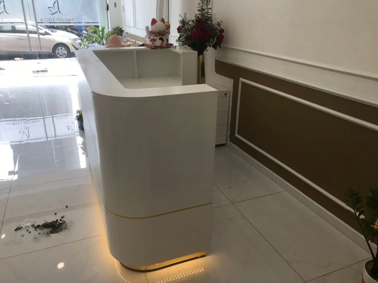 mẫu quầy lễ tân cong đẹp