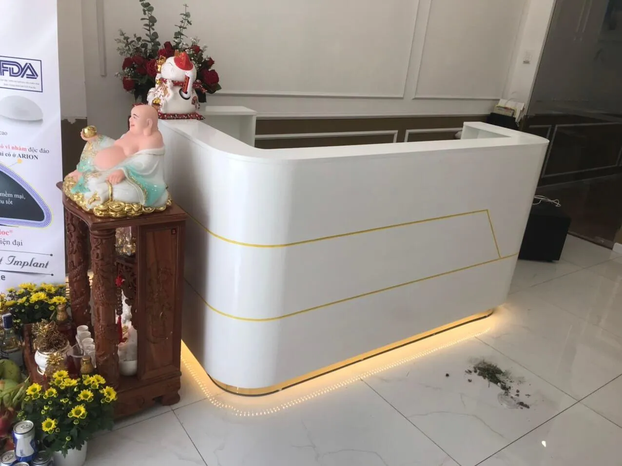 mẫu quầy lễ tân gỗ