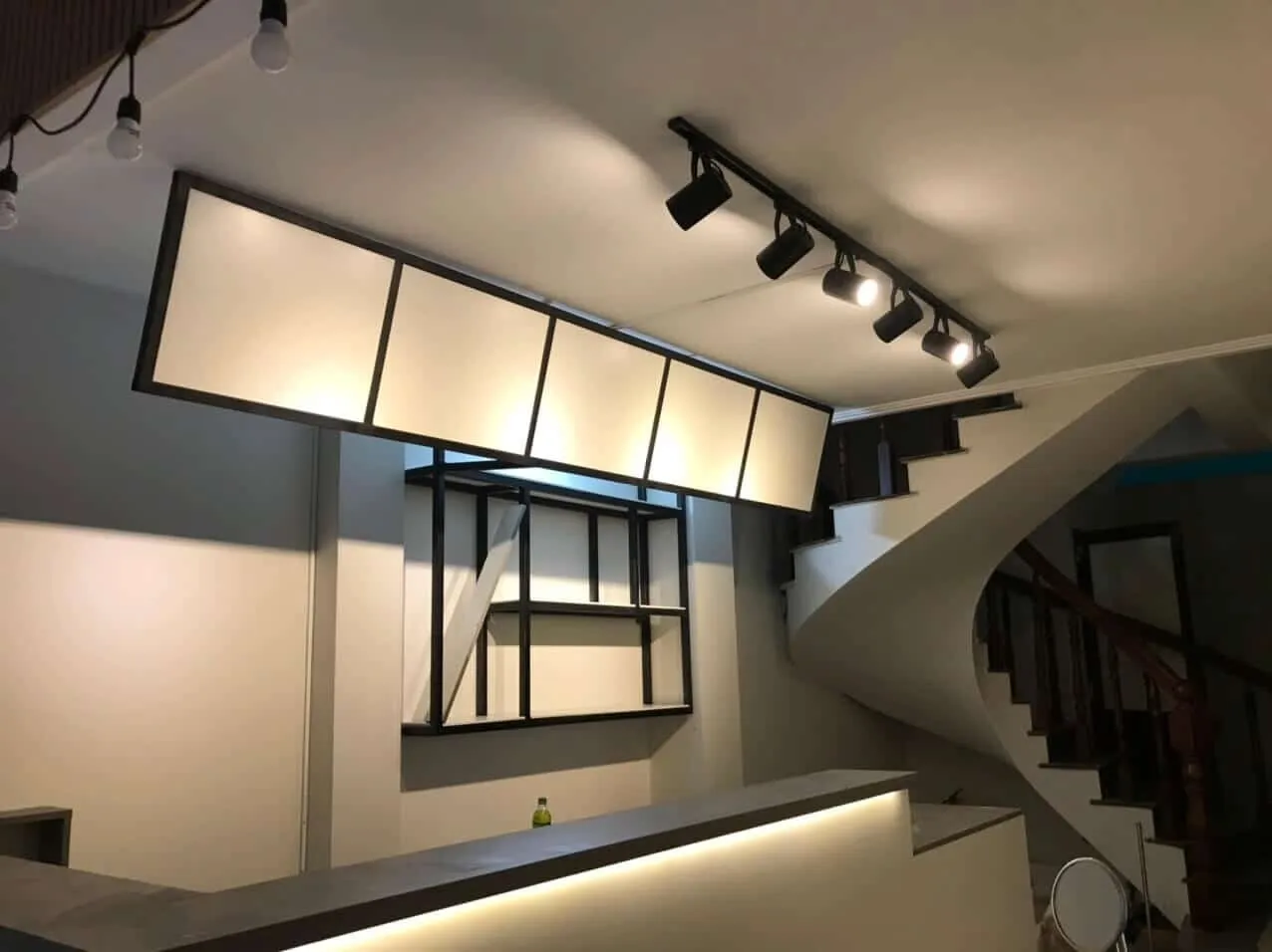 menu và kệ treo quầy trà sữa