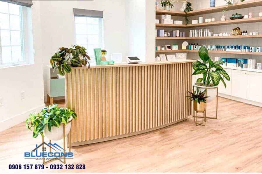 Trang trí thêm cây phong thủy để quầy thu ngân thêm đẹp