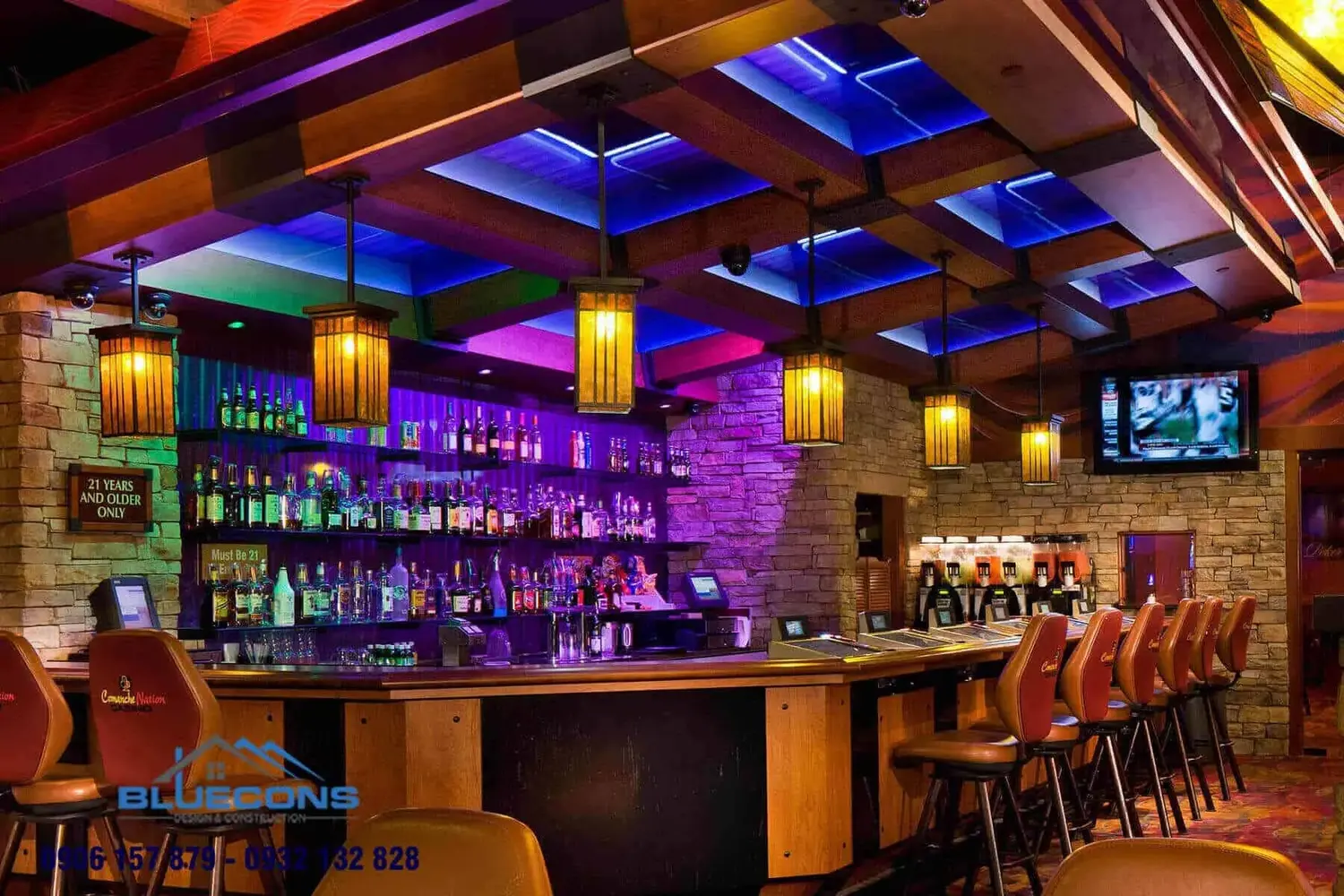 Ngoài kết hợp đèn thì quầy thu ngân ở quán bar còn kết hợp thêm ghế cho khách