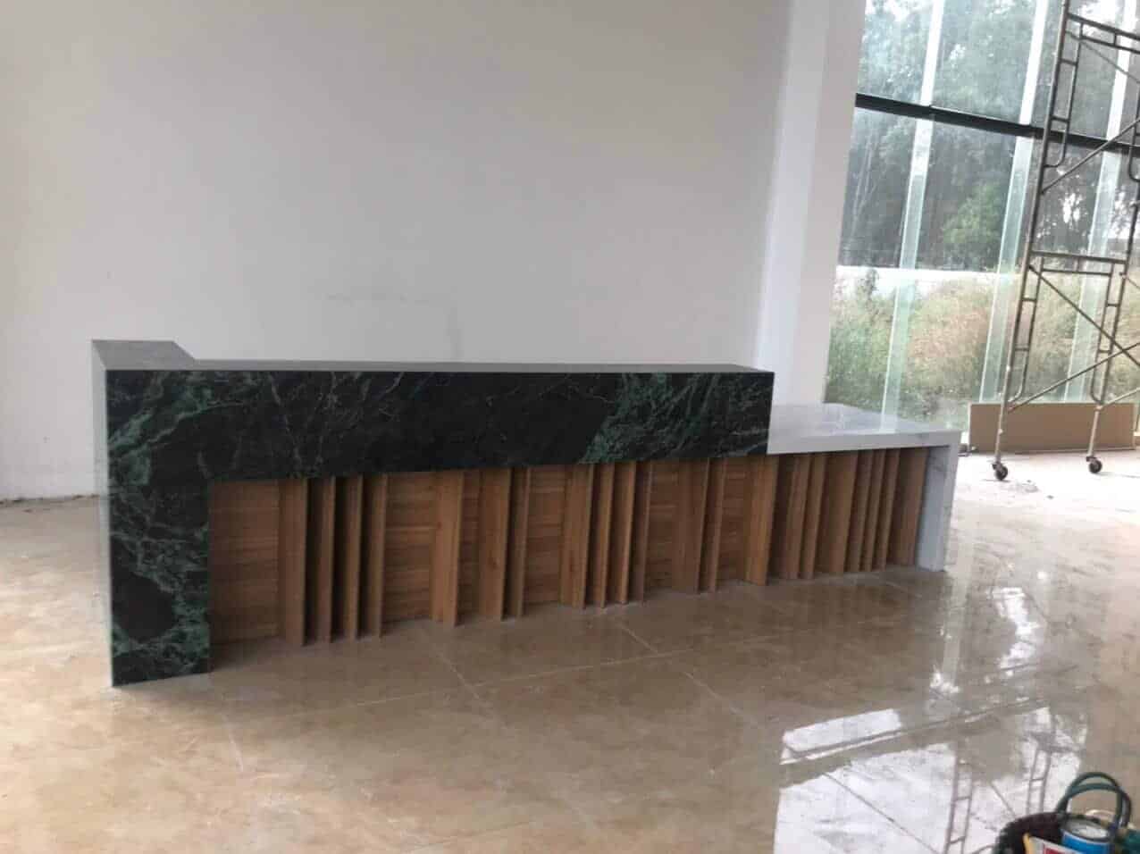 Phong cách quầy lễ tân gỗ kết hợp đá hiện đại được ưa chuộng