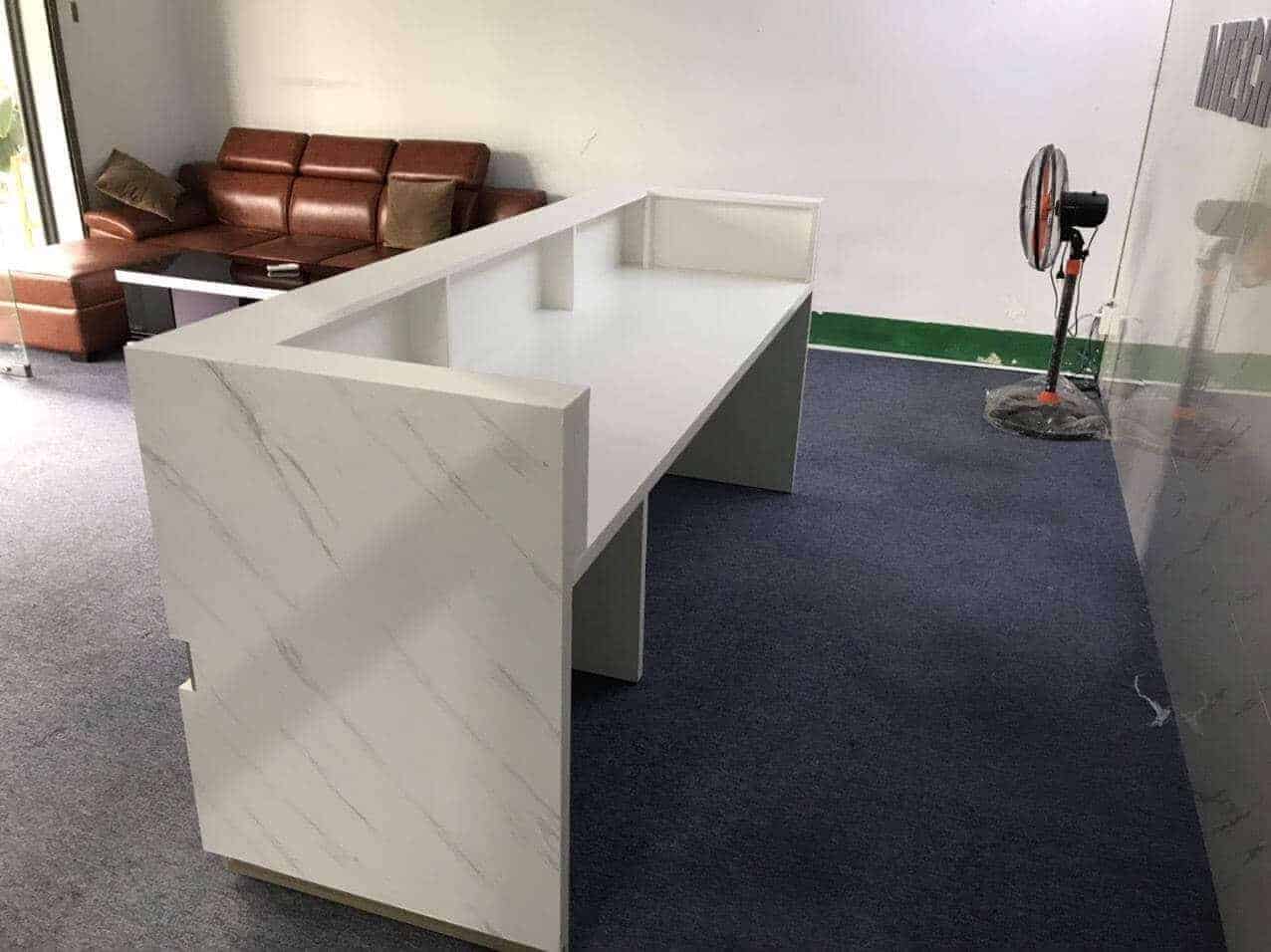 Quầy lễ tân gỗ công nghiệp ốp nhựa giả đá đẹp 4 quầy lễ tân gỗ công nghiệp đẹp