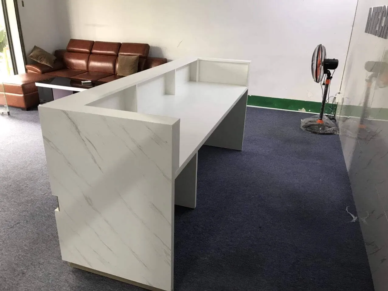 quầy lễ tân gỗ công nghiệp đẹp