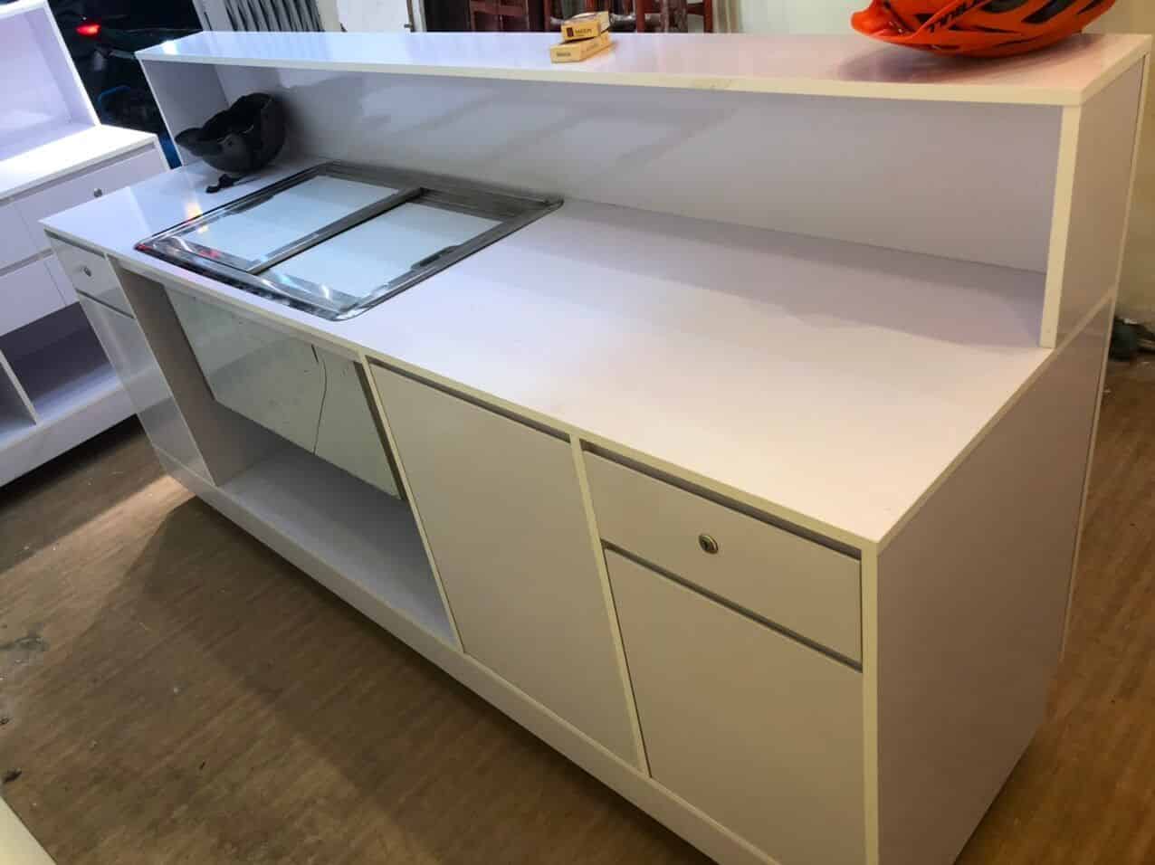 quầy trà sữa bằng gỗ chống ẩm có thùng đá