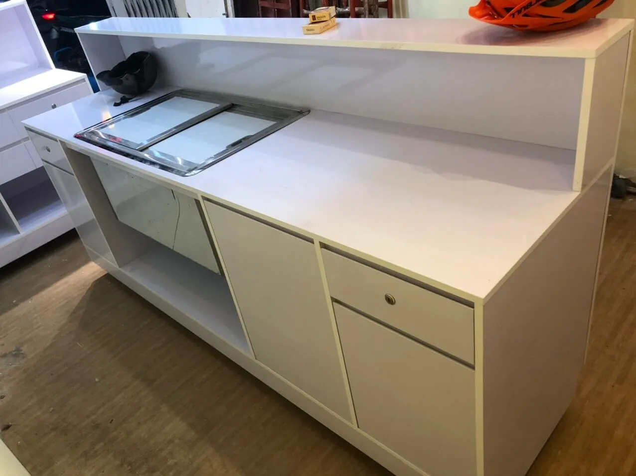 quầy trà sữa bằng gỗ chống ẩm có thùng đá