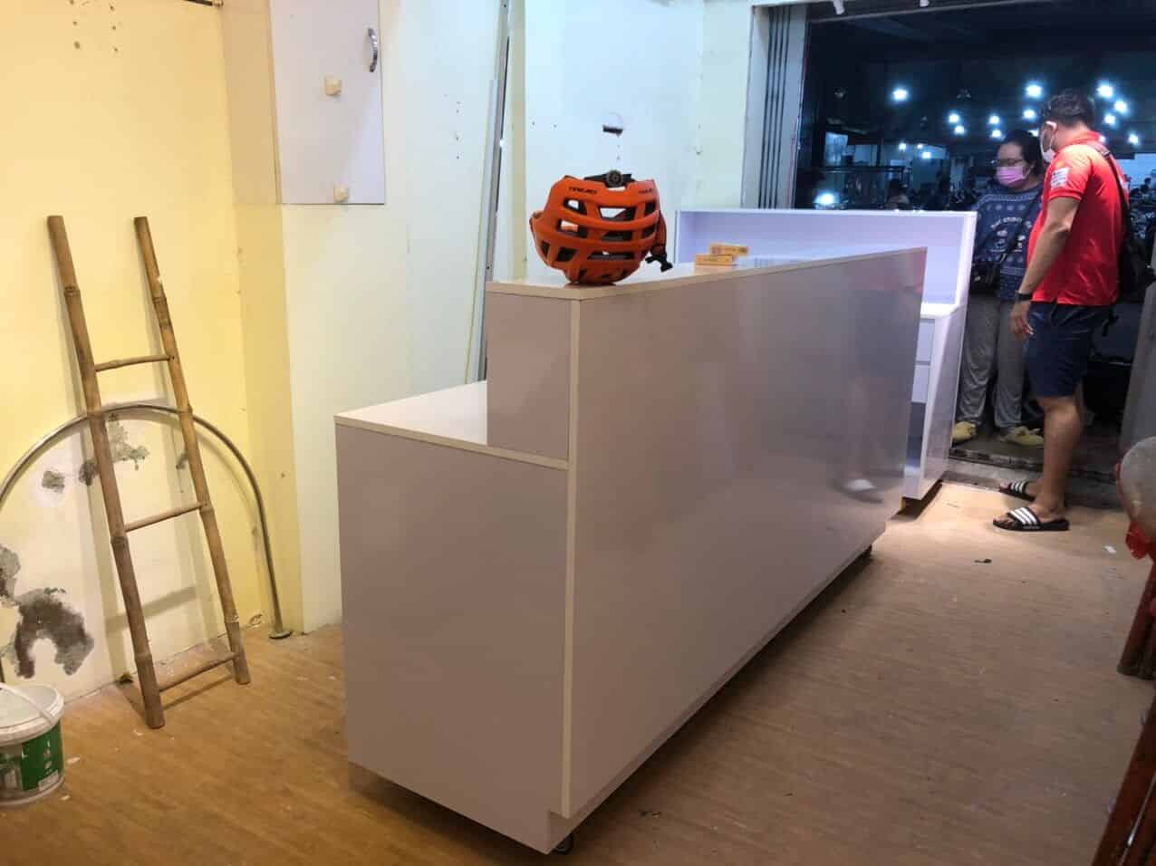 quầy trà sữa bằng gỗ đơn giản