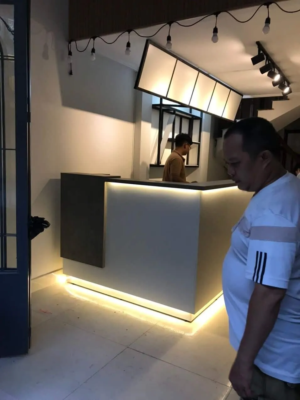 quầy trà sữa chữ L