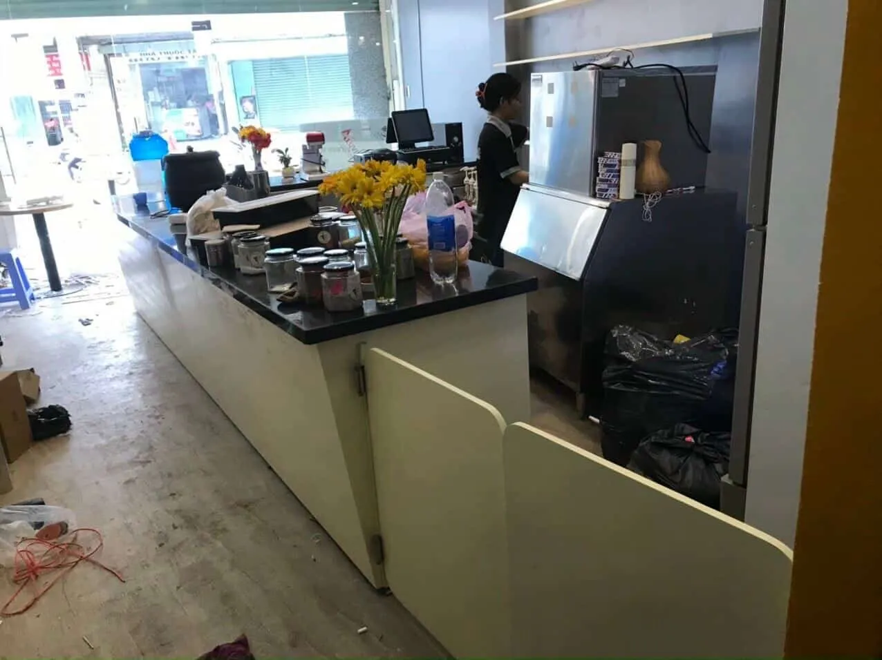 quầy trà sữa có mặt đá