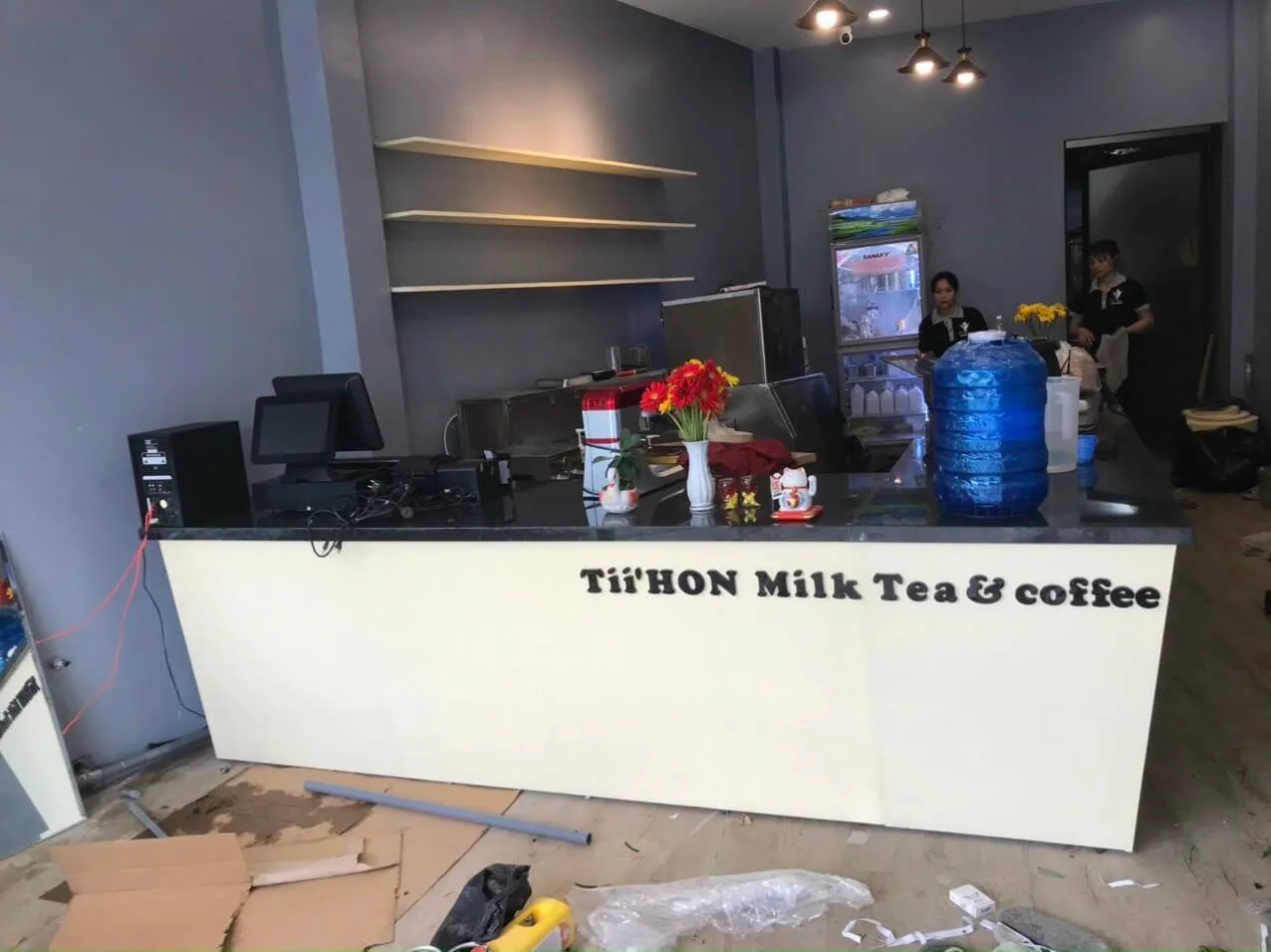 quầy trà sữa có mặt pha chế bằng đá