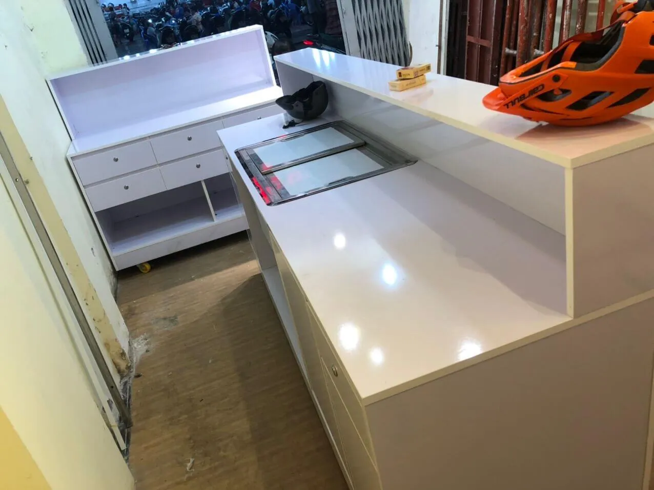 quầy trà sữa đơn giản có thùng đá