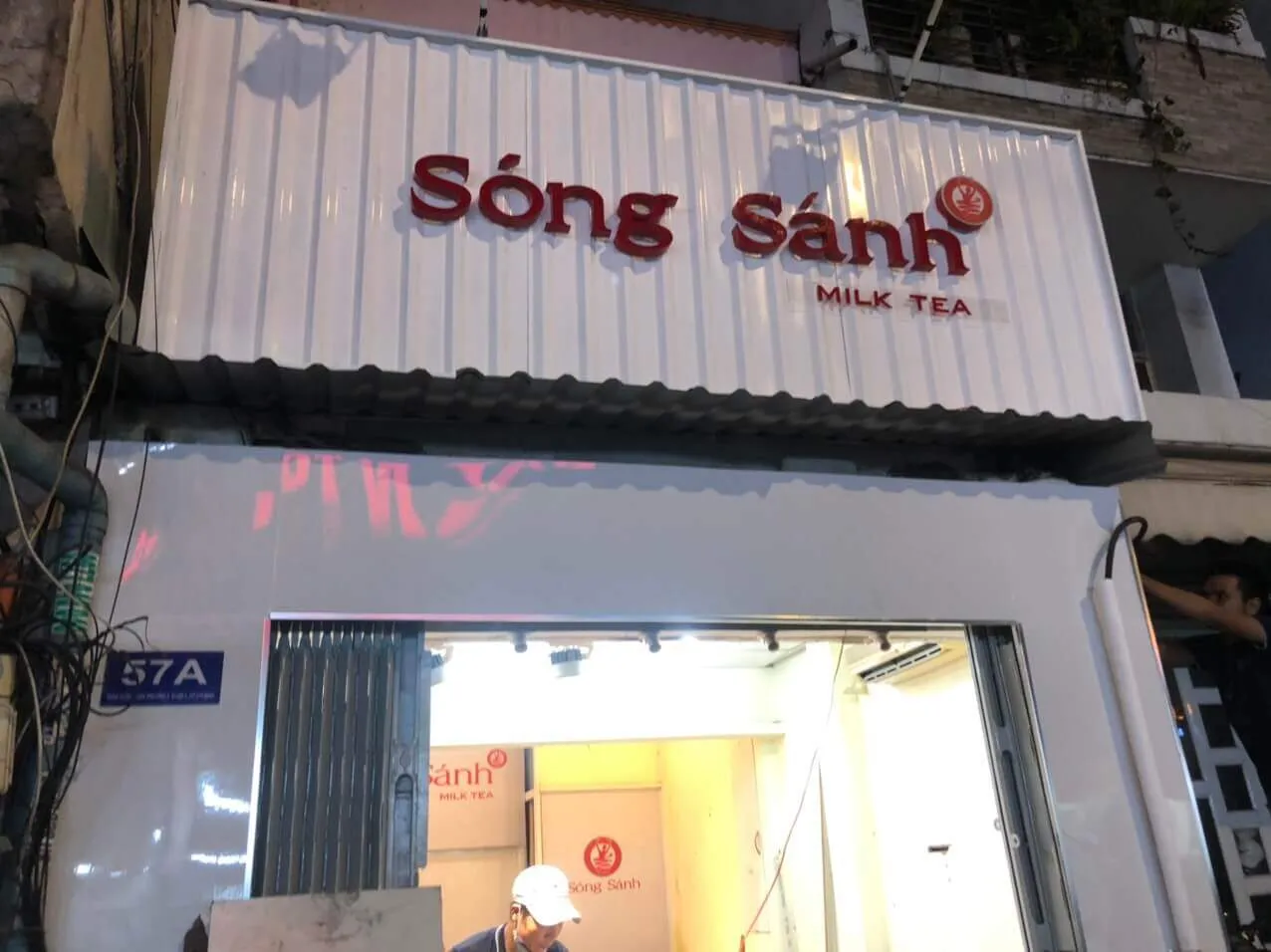 quầy trà sữa quán sóng sánh