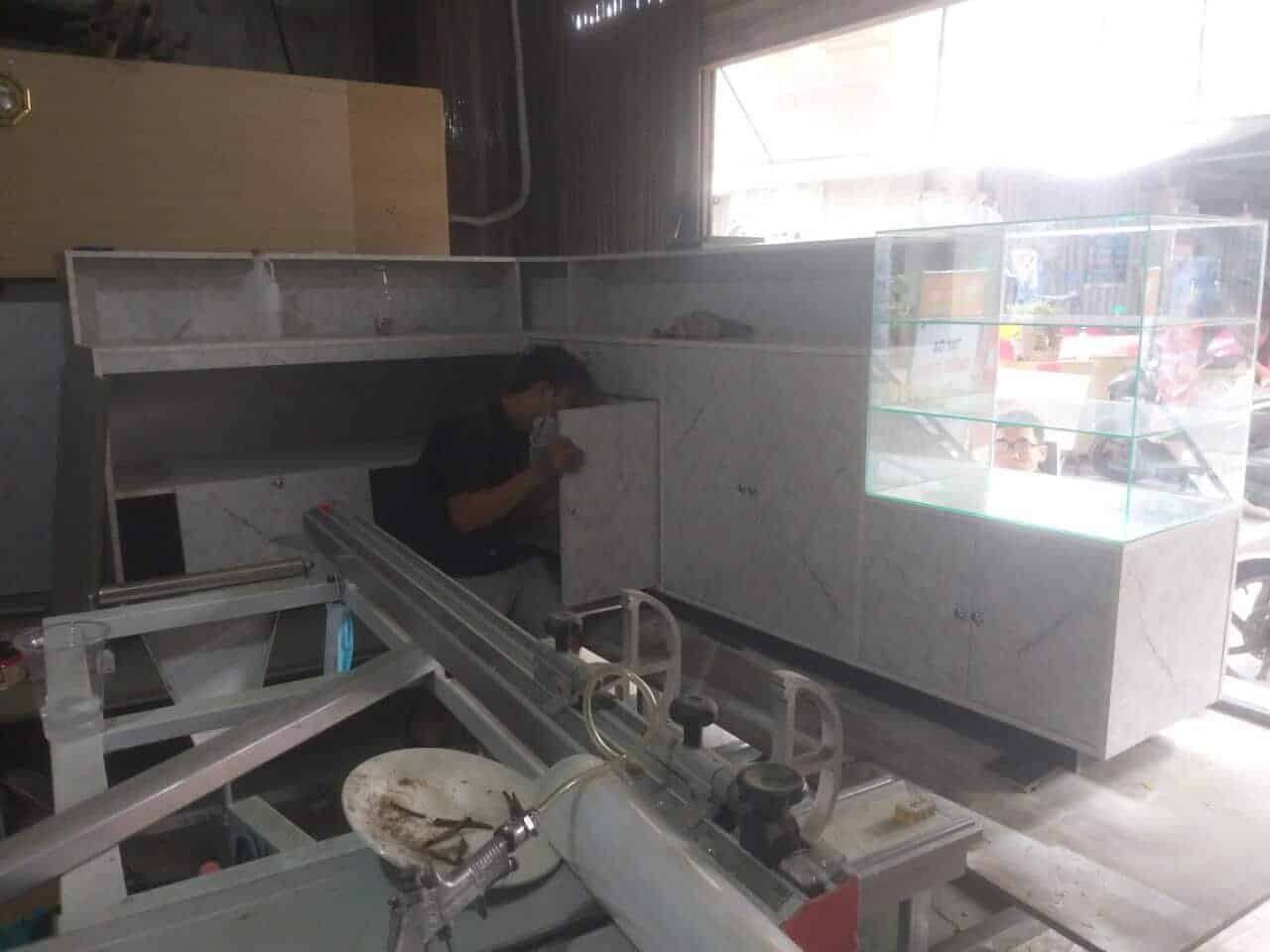 xưởng mộc nội thất làm quầy trưng bày gỗ và kính