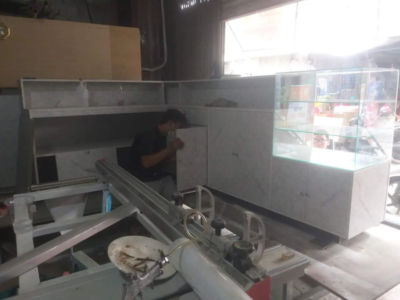 xưởng mộc nội thất làm quầy trưng bày gỗ và kính