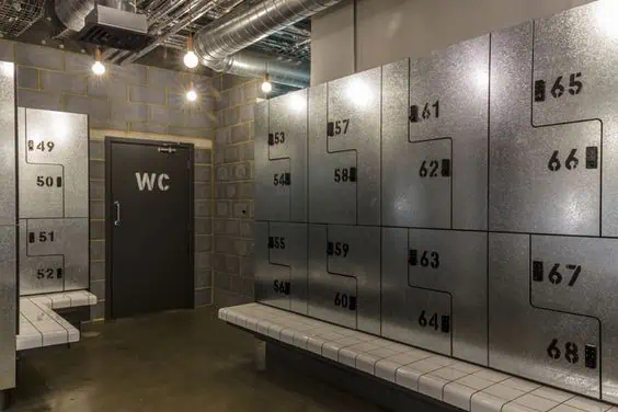 Tủ locker gỗ trong môi trường phòng gym