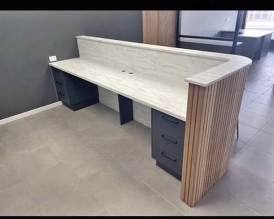 10 mẫu quầy thu ngân gỗ công nghiệp đẹp 7 Mẫu quầy thu ngân gỗ đẹp