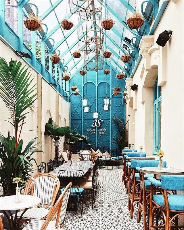 Phong cách Tropical đầy hoa và lá