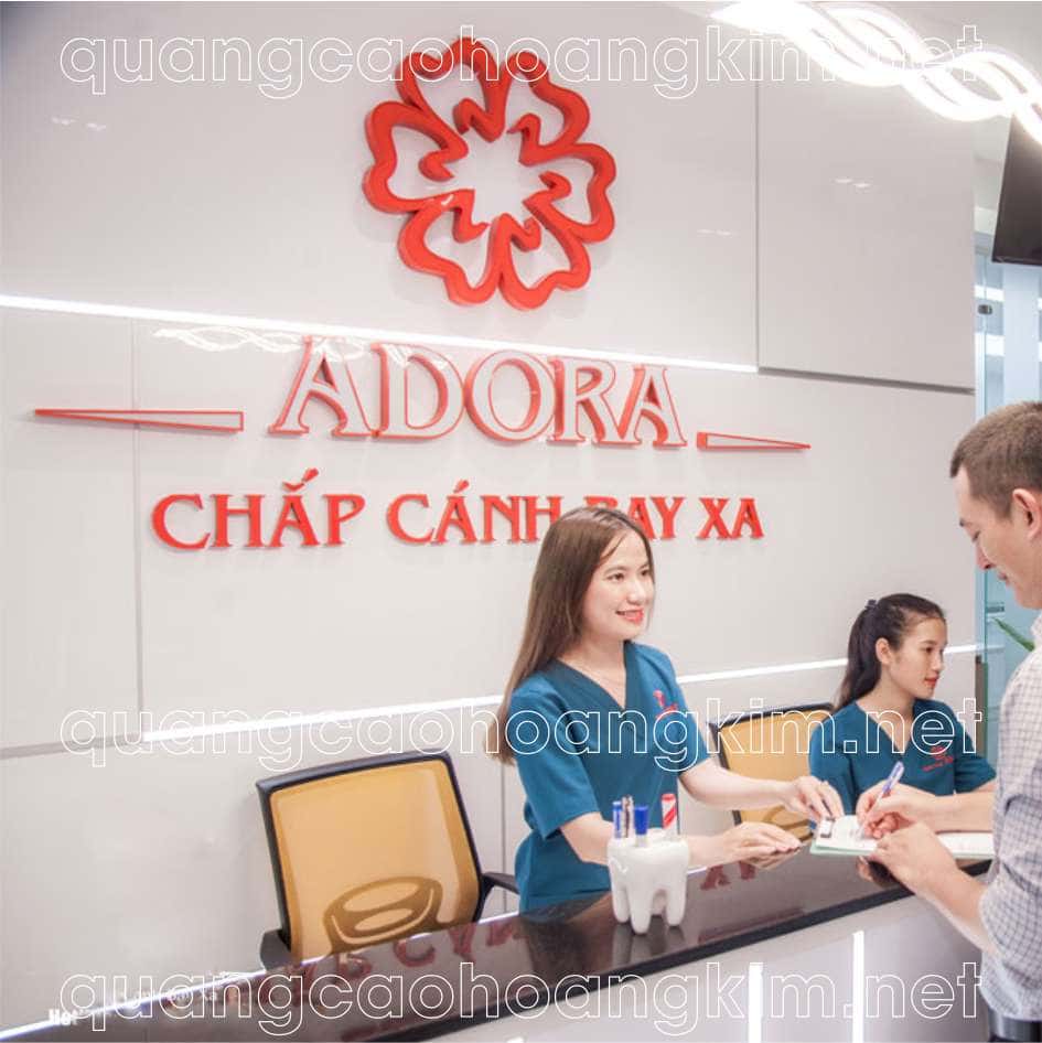 Backdrop quầy lễ tân gắn logo mica