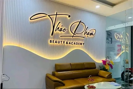 Backdrop quầy lễ tân với ánh sáng LED
