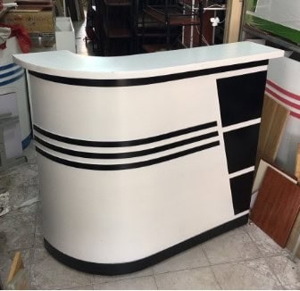 Quầy lễ tân kết hợp kính