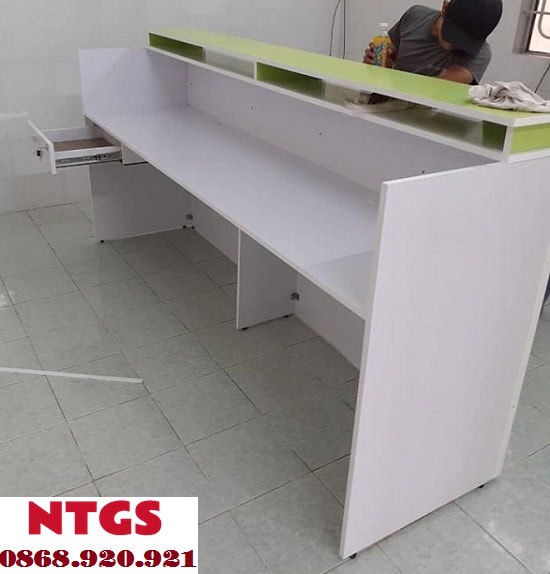 Mẫu quầy lễ tân gỗ công nghiệp