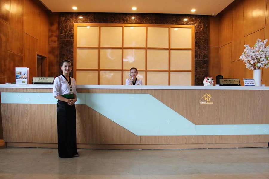 Quầy lễ tân hiện đại và sang trọng
