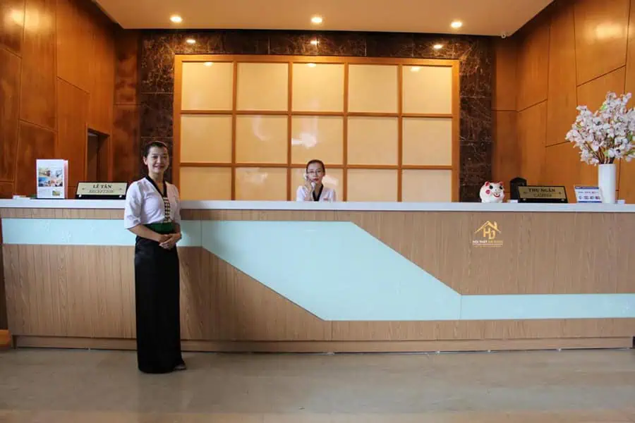 Quầy lễ tân hiện đại và sang trọng