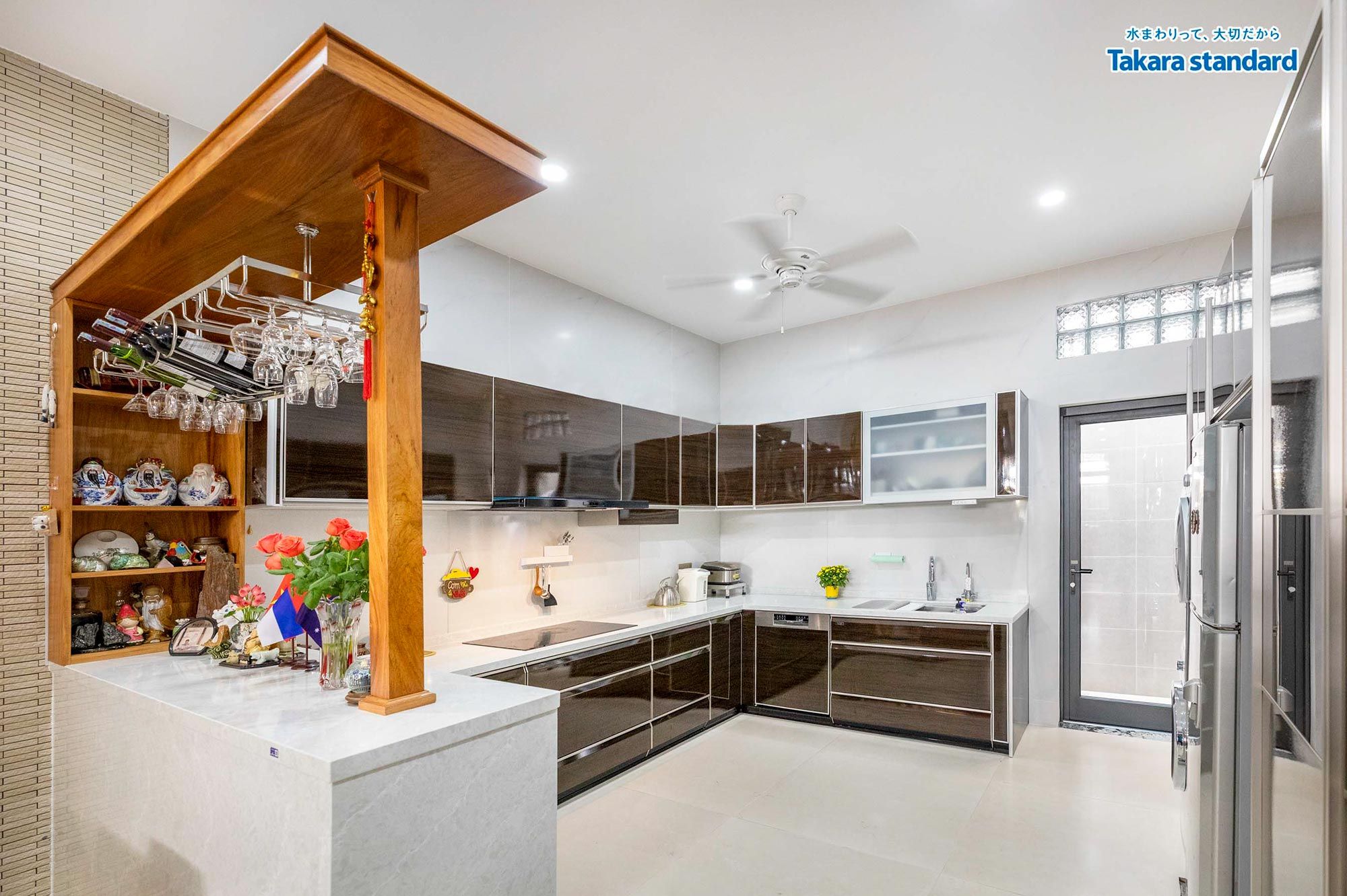 Tủ bếp kết hợp quầy bar đá