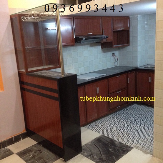 Tủ bếp nhôm vân gỗ có quầy bar