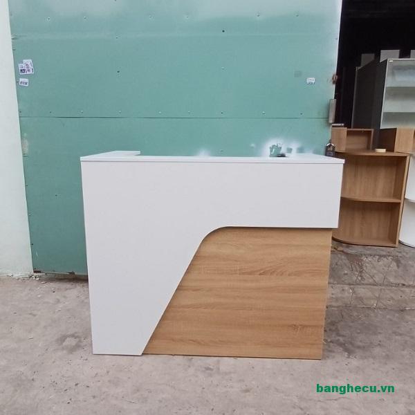Quầy lễ tân với chất liệu gỗ hiện đại