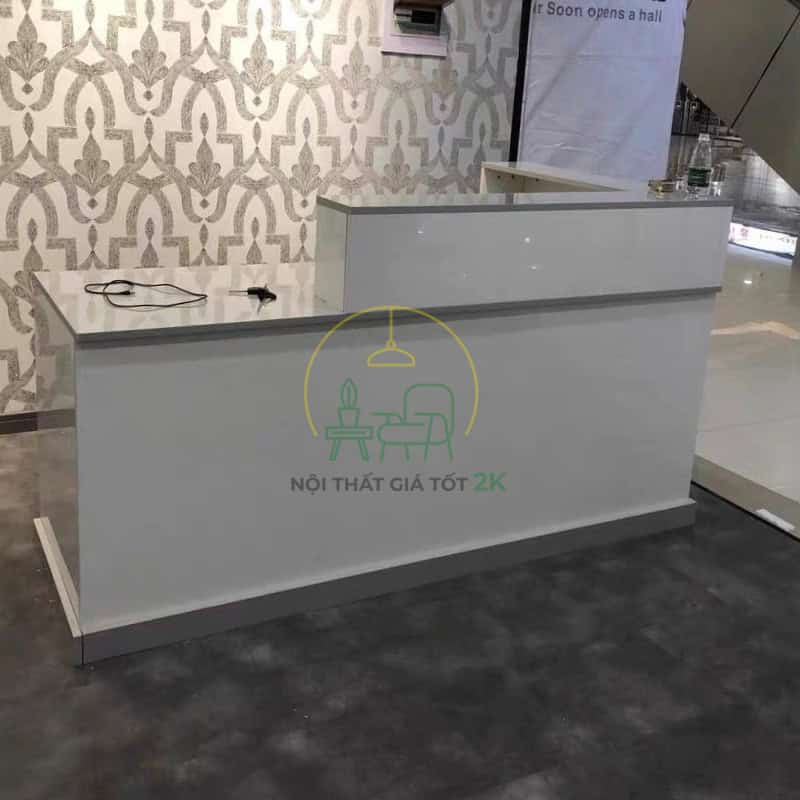 Quầy lễ tân màu nâu