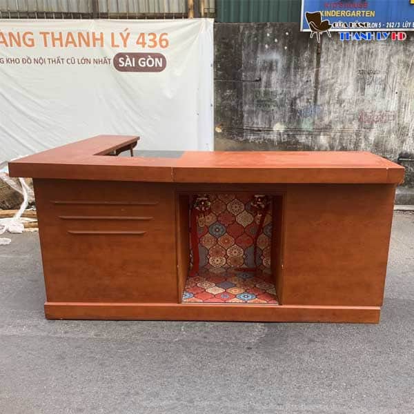 Quầy lễ tân có khung thờ Thần Tài - Ông Địa