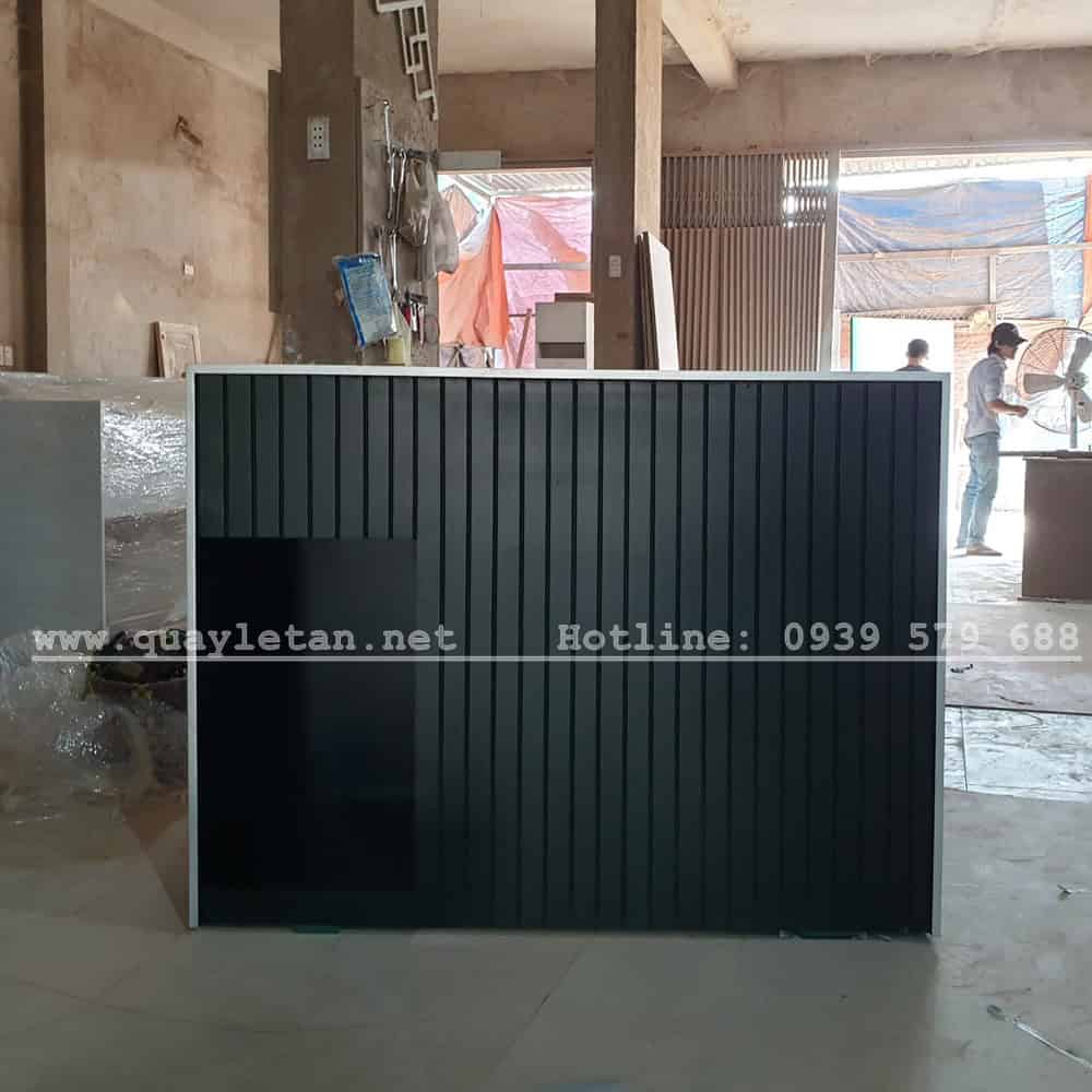 Quầy lễ tân có bàn thờ ông địa