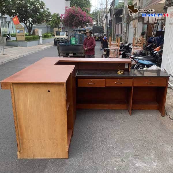 Quầy lễ tân có bàn thờ ông địa