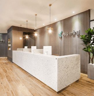 Quầy lễ tân chữ l đẹp hiện đại bằng chất liệu đá