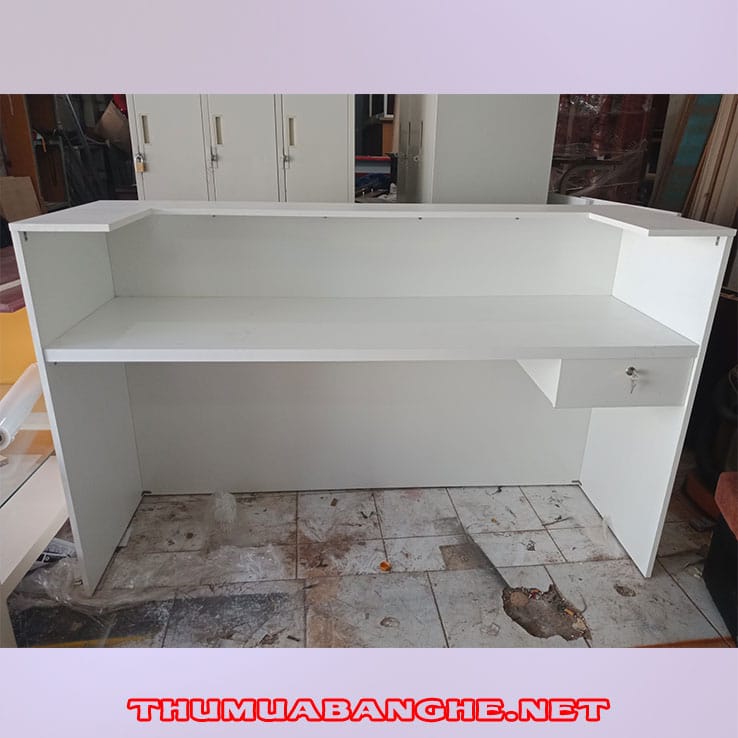 Quầy lễ tân cũ và mới