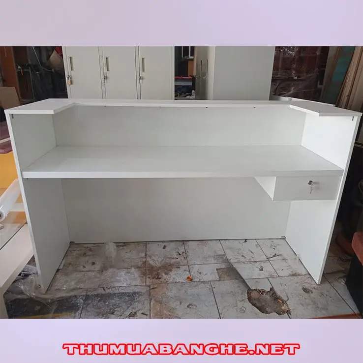 Quầy lễ tân cũ và mới