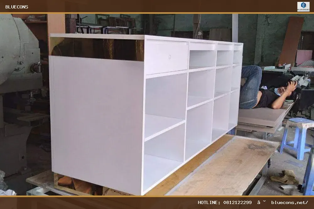 Quầy lễ tân gỗ màu trắng đẹp mẫu mới – hình ảnh Bluecons