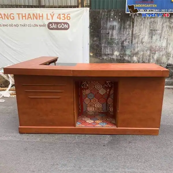 Quầy lễ tân với bàn thờ ông Địa