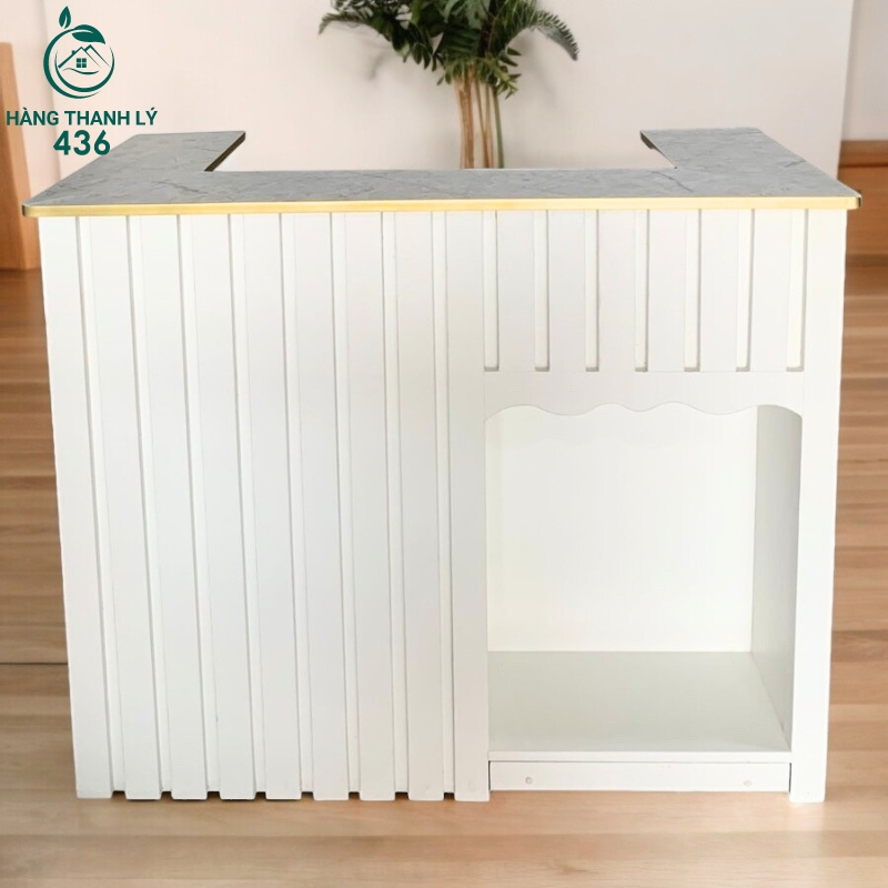 Quầy lễ tân kết hợp bàn thờ