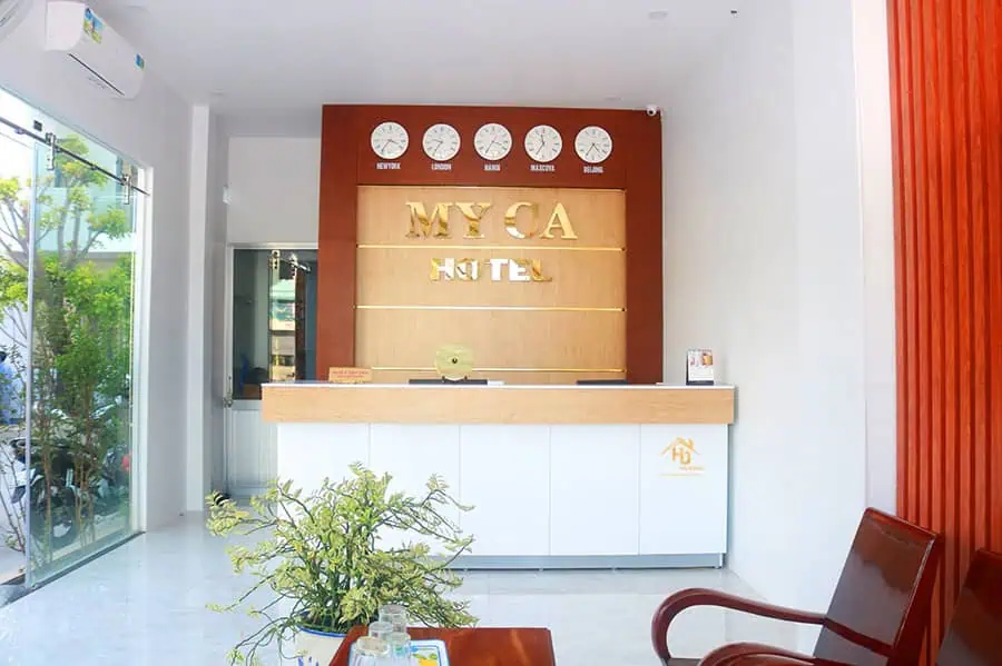 Quầy lễ tân phong cách hiện đại