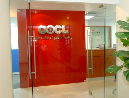 Quầy lễ tân có kính trưng bày