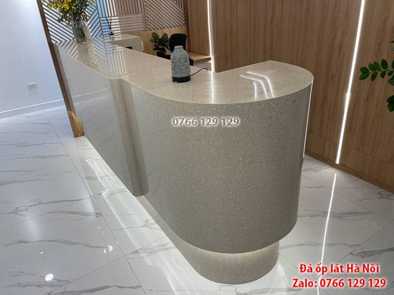 Quầy lễ tân kết hợp vật liệu