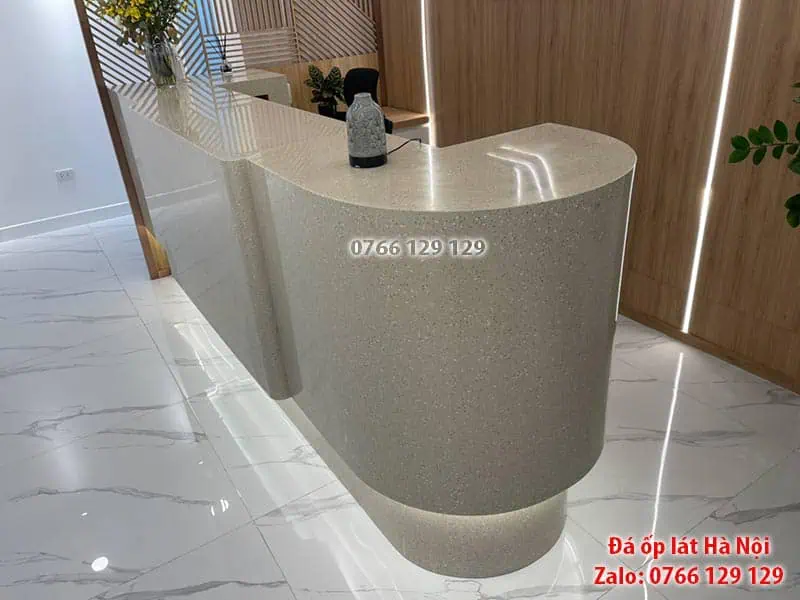 Quầy lễ tân kết hợp vật liệu