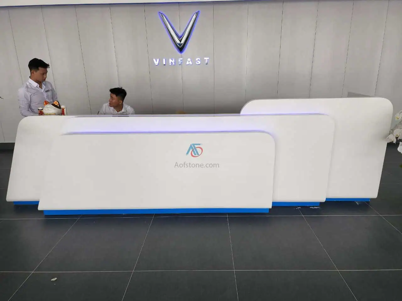 Quầy lễ tân với thiết kế hiện đại