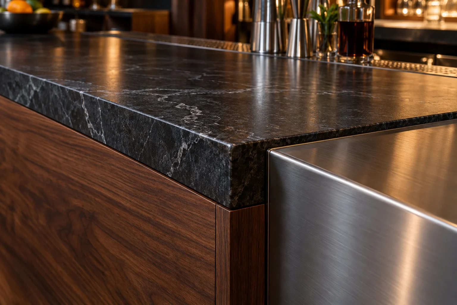 Chi tiết mặt đá tối, tủ gỗ óc chó và inox xước trên quầy bar