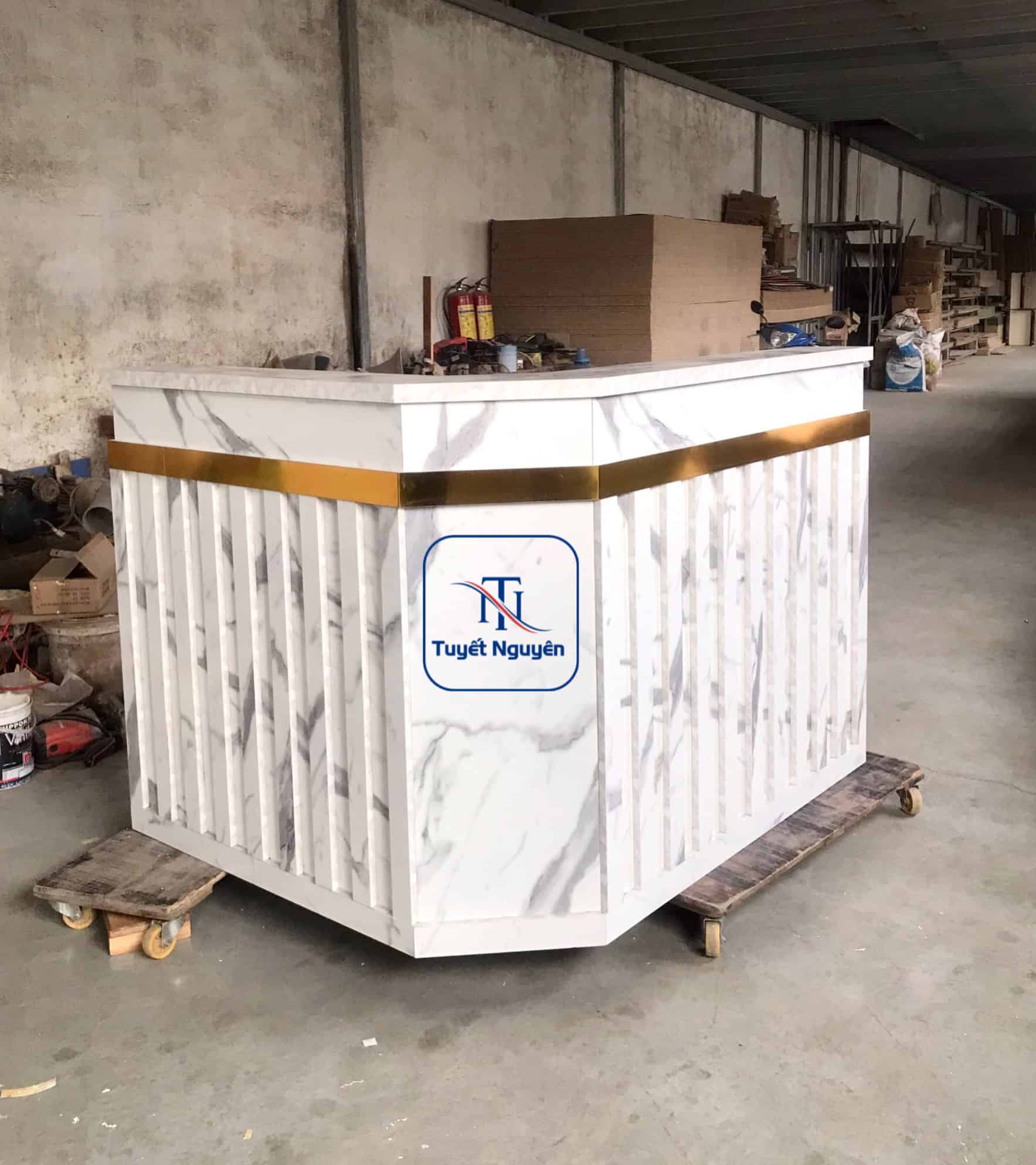 Quầy thu ngân với hoa văn vân đá