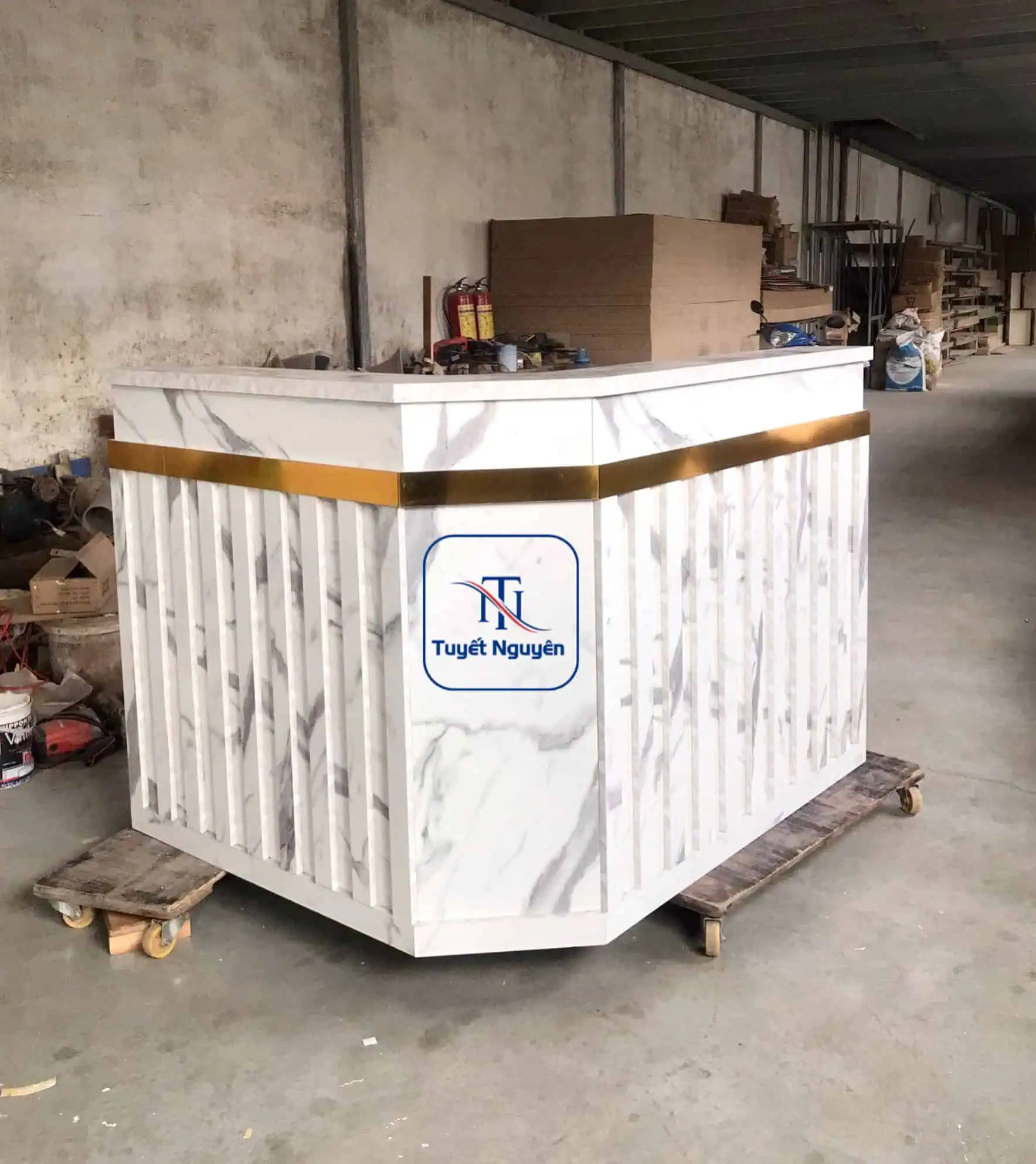 Quầy thu ngân với hoa văn vân đá